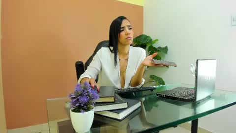 Mia online show from July 31, 8:41 pm