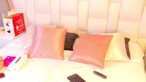 Snapshot of miakelsey chatting on June 18, 4:13 am Mia online show from June 18, 4:13 am