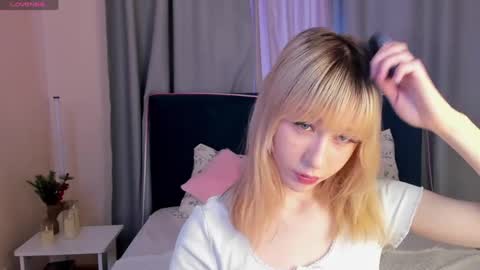 Snapshot of miakimiko chatting on April 20, 2:25 am miakimiko online show from April 20, 2:25 am