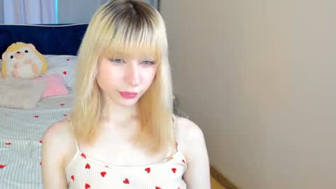 Snapshot of miakimiko chatting on May 3, 2:28 am miakimiko online show from May 3, 2:28 am