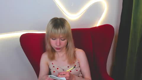 Snapshot of miakimiko chatting on May 6, 2:40 am miakimiko online show from May 6, 2:40 am