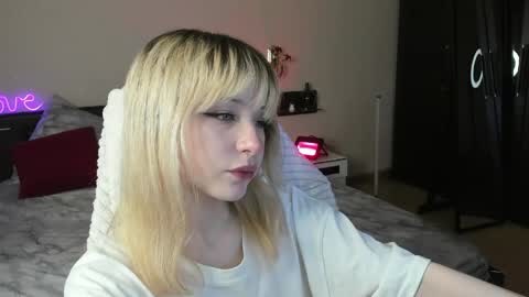 Snapshot of miakimiko chatting on May 9, 1:55 am miakimiko online show from May 9, 1:55 am