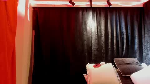 Snapshot of miaknox chatting on June 1, 12:01 am Mia online show from June 1, 12:01 am