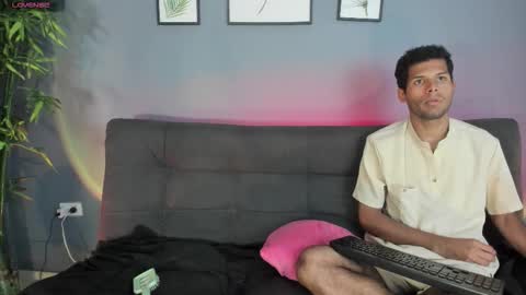 Mia online show from November 8, 3:45 pm