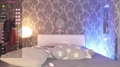 Mia online show from May 4, 3:08 pm
