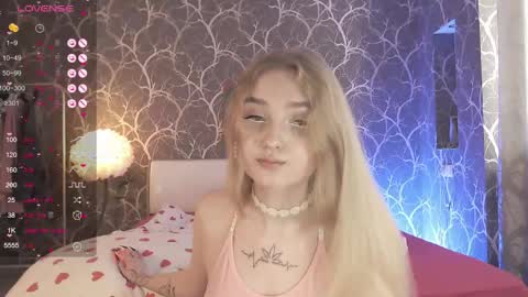 Mia online show from June 10, 11:31 am
