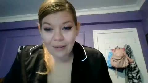 Snapshot of miamoves chatting on July 15, 1:22 am Mia Moves You online show from July 15, 1:22 am