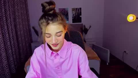 Mia online show from December 1, 5:13 pm