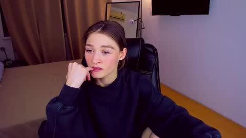 Mia online show from March 5, 5:39 pm