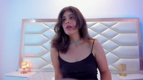 Snapshot of miaqueen021 chatting on February 5, 6:37 pm Sweetie Mia online show from February 5, 6:37 pm