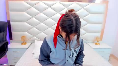 Snapshot of miaqueen021 chatting on February 10, 12:39 pm Sweetie Mia online show from February 10, 12:39 pm