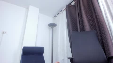 Snapshot of miarobertsmilf chatting on May 20, 11:44 pm Mia Milf online show from May 20, 11:44 pm