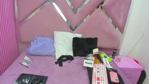 Snapshot of miarose_69 chatting on June 18, 12:00 am Miarose 69 online show from June 18, 12:00 am