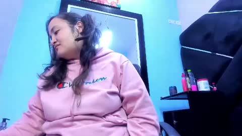 Snapshot of miarous69 chatting on May 6, 9:47 am MiaRouse online show from May 6, 9:47 am