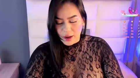 Mia online show from February 4, 8:36 pm