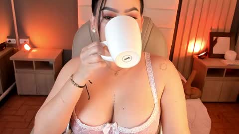 Mia online show from June 2, 6:54 pm