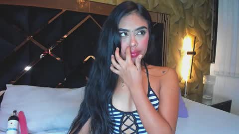 Snapshot of miathompson01 chatting on November 30, 5:00 am Mia Thompson online show from November 30, 5:00 am