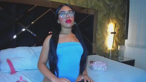 Snapshot of miathompson01 chatting on December 3, 5:37 am Mia Thompson online show from December 3, 5:37 am