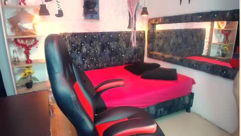 mia online show from October 6, 12:02 pm