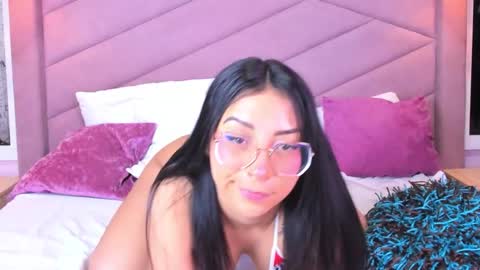 MiaWeiss online show from December 4, 9:01 pm