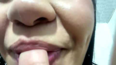 Snapshot of miawhithee chatting on October 14, 12:33 am Ma Whithe online show from October 14, 12:33 am