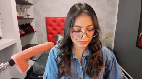 Snapshot of miawils_ chatting on December 11, 7:46 pm M I A W I L S online show from December 11, 7:46 pm