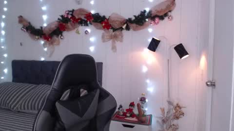 Mia Wilson online show from December 23, 11:04 am