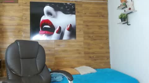 Snapshot of michaelkoiv chatting on December 15, 12:20 pm michaelkoiv online show from December 15, 12:20 pm