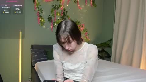 michele_mack online show from December 4, 2:43 am