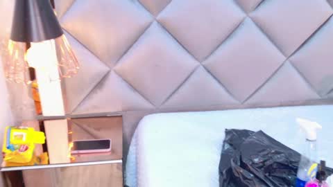 Snapshot of michell_starrr chatting on May 26, 3:02 am michell_starrr online show from May 26, 3:02 am