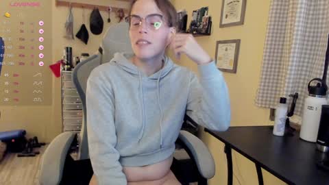 Snapshot of michellereid chatting on December 6, 11:57 pm MichelleReid online show from December 6, 11:57 pm