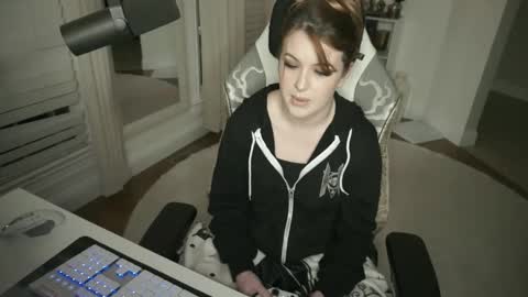 Snapshot of mickaelawest chatting on December 13, 11:32 pm Mickaela West online show from December 13, 11:32 pm