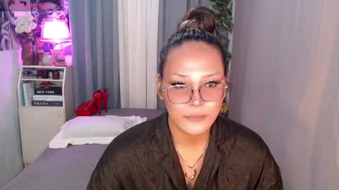 Snapshot of midnightraven27 chatting on December 3, 6:06 pm  Dont forget to follow online show from December 3, 6:06 pm