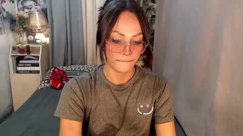 Snapshot of midnightraven27 chatting on September 20, 10:27 am  Dont forget to follow online show from September 20, 10:27 am