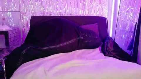 Snapshot of midnightrose11 chatting on June 23, 12:41 am Midnightrose online show from June 23, 12:41 am