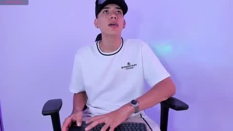 Snapshot of miguel_cagee chatting on October 24, 10:39 pm miguel_cagee online show from October 24, 10:39 pm