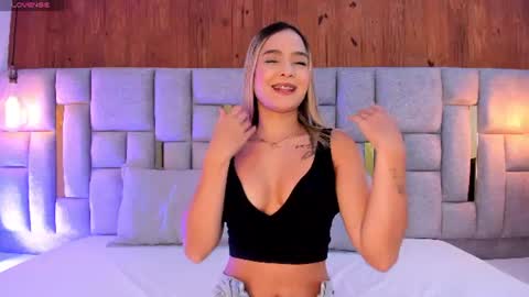 Snapshot of miia_reeves_ chatting on June 22, 12:13 pm Mia online show from June 22, 12:13 pm