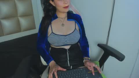 Mia online show from April 25, 8:17 am