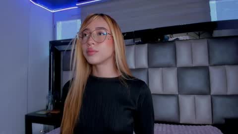 Mia online show from May 12, 1:08 pm