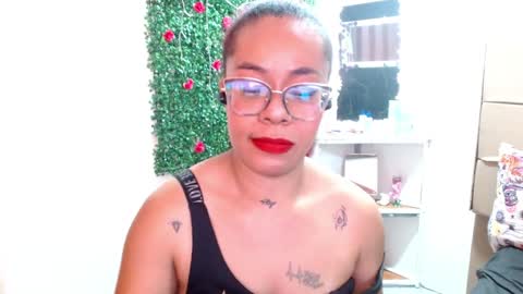 Snapshot of miia_spencer_ chatting on December 6, 9:43 am miia online show from December 6, 9:43 am