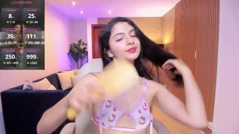 Mia online show from December 20, 11:06 am