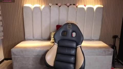 miiaa_evans1 online show from April 29, 8:26 pm