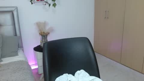 Snapshot of miiaa_k chatting on May 15, 10:33 am miiaa_k online show from May 15, 10:33 am