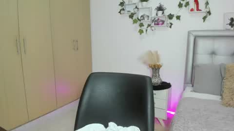 Snapshot of miiaa_k chatting on June 19, 11:25 am miiaa_k online show from June 19, 11:25 am
