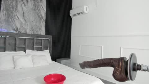 Snapshot of miiaamonroee chatting on March 7, 5:51 am Mia Monroe online show from March 7, 5:51 am