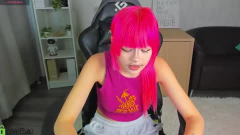 Snapshot of mika_vatashi chatting on March 5, 8:32 am Mika online show from March 5, 8:32 am