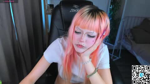 Snapshot of mika_vatashi chatting on May 30, 8:33 am Mika online show from May 30, 8:33 am