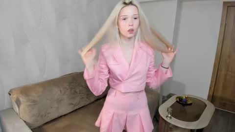 Snapshot of mikaelataron chatting on November 27, 7:49 pm Angel girl online show from November 27, 7:49 pm