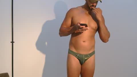 Snapshot of mike4fun99 chatting on May 17, 1:58 am mike online show from May 17, 1:58 am