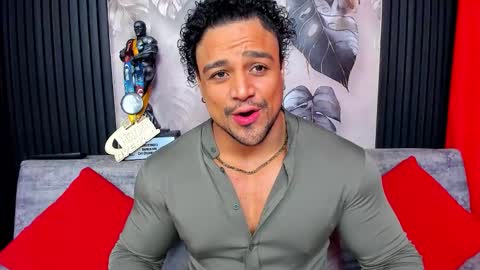 Snapshot of mike_estevess chatting on December 15, 3:44 am online show from December 15, 3:44 am